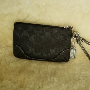 Coach wristlet (very good condition)